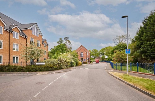 Oadby Apartment | Modern Comfort: 2BR Flat w/Free Parking in Oadby