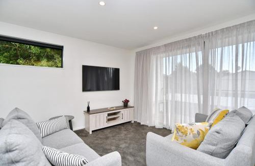 Phillipstown House | Modern Comfort 2BR Townhouse Near CBD - Christchurch Holiday Homes