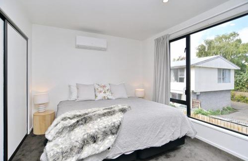 Phillipstown House | Modern Comfort 2BR Townhouse Near CBD - Christchurch Holiday Homes