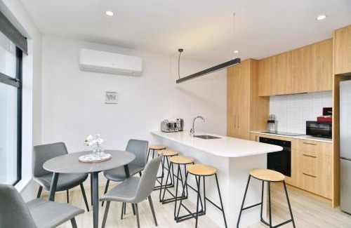 Phillipstown House | Modern Comfort 2BR Townhouse Near CBD - Christchurch Holiday Homes