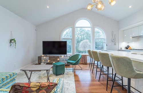 Burlington House | ★ Modern Comfort, 4BR Detached House, Central Burlington, 4-Car Parking