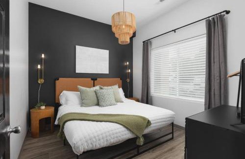 Maxwell Apartment | Modern Comfort 8 Beds, 4 Bedroom Walk to Restaurants, Bars, Coffee