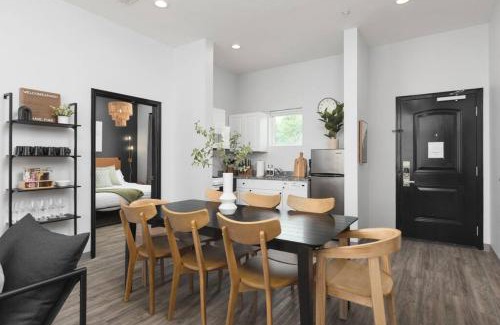 Maxwell Apartment | Modern Comfort 8 Beds, 4 Bedroom Walk to Restaurants, Bars, Coffee