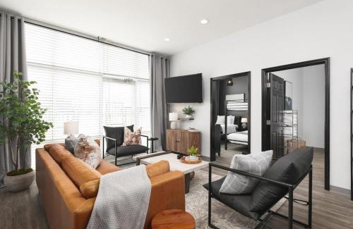 Maxwell Apartment | Modern Comfort 8 Beds, 4 Bedroom Walk to Restaurants, Bars, Coffee