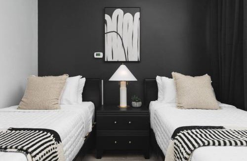 Maxwell Apartment | Modern Comfort 8 Beds, 4 Bedroom Walk to Restaurants, Bars, Coffee