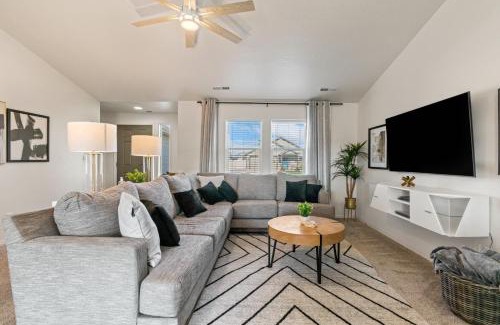 Caldwell House | Modern Comfort Caldwell 3b2b Home Sleeps 8!