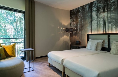 Leende House | Modern Comfort Close to the City! Indoor Pool and Onsite Dining!