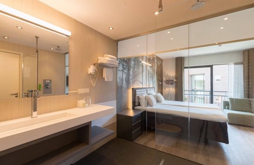 Leende House | Modern Comfort Close to the City! Indoor Pool and Onsite Dining!