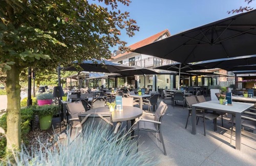 Leende House | Modern Comfort Close to the City! Indoor Pool and Onsite Dining!