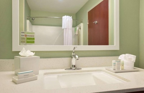 Florida City Hotel | Modern Comfort: FREE Parking, Pets Allowed & Breakfast Treat in Florida City!