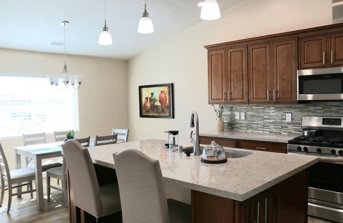 Hesperia House | Modern Comfort, Home Feel-Escape to our hidden gem in Hesperia!