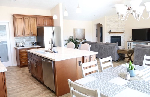 Hesperia House | Modern Comfort, Home Feel-Escape to our hidden gem in Hesperia!