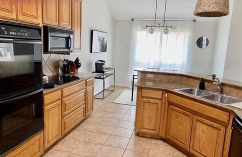 Keller House | Modern Comfort in Keller w/King, Garagen