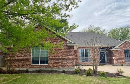 Keller House | Modern Comfort in Keller w/King, Garagen