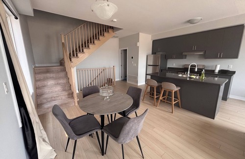 Durham Region House | Modern Comfort in Oshawa's Quiet Suburbsn(Sleeps up to 8)