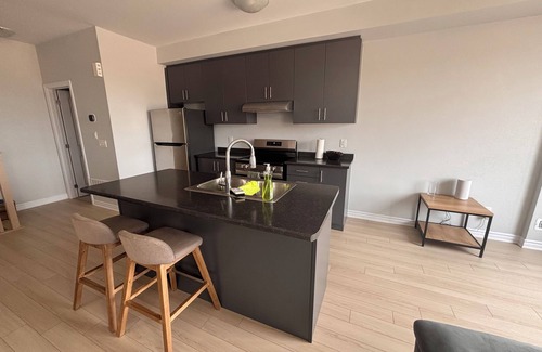 Durham Region House | Modern Comfort in Oshawa's Quiet Suburbsn(Sleeps up to 8)