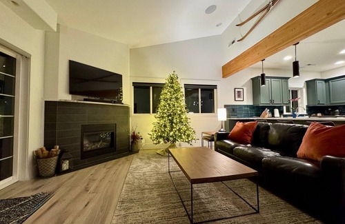 Leavenworth Condo | Modern Comfort in the Heart of Leavenworth! Park and walk to everything!