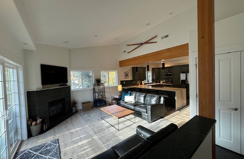 Leavenworth Condo | Modern Comfort in the Heart of Leavenworth! Park and walk to everything!
