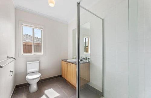 Tarneit House | Modern Comfort in Tarneit-Spacious 4BR Home