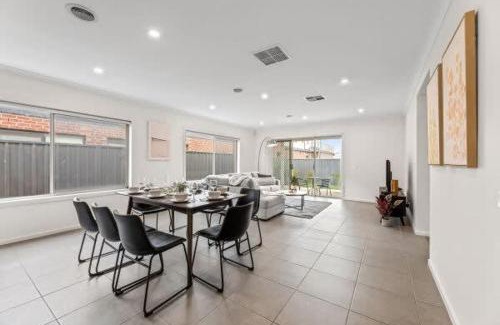 Tarneit House | Modern Comfort in Tarneit-Spacious 4BR Home