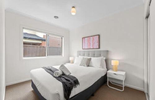 Tarneit House | Modern Comfort in Tarneit-Spacious 4BR Home
