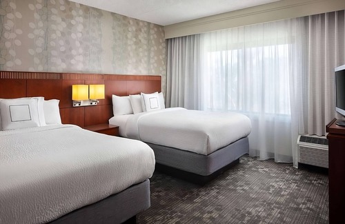 Lake Forest Hotel | Modern Comfort in the Heart of Laguna Hills! 2 Kid-friendly Suites! Pets Allowed