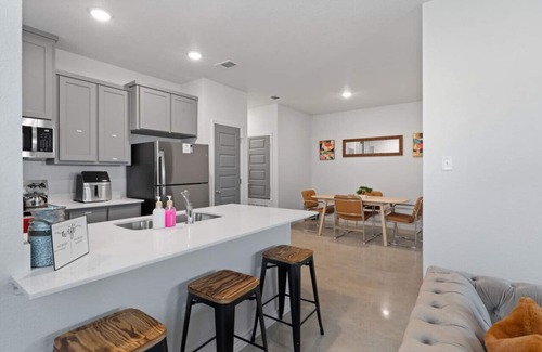 Leon Junction House | Modern Comfort Meets Convenience at Temple Twin Retreat