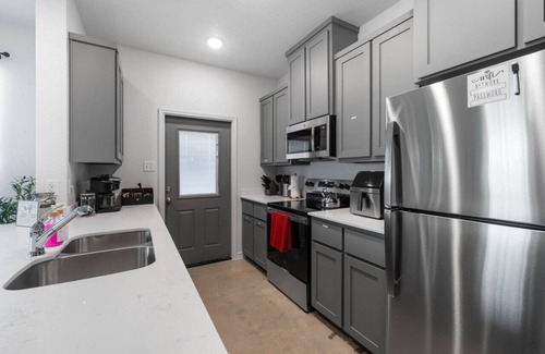 Leon Junction House | Modern Comfort Meets Convenience at Temple Twin Retreat