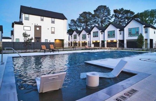 North Houston House | Modern Comfort Meets Texas Charm: Private King Suite Guesthouse in Houston
