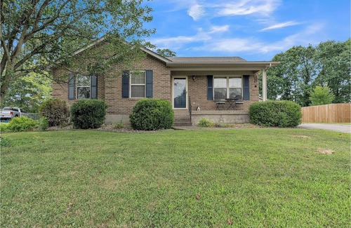 Shepherdsville House | Modern Comfort n Bourbon Trail & Derby Fenced yard full kitchen parking