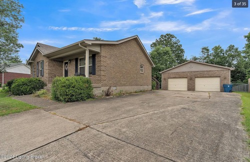 Shepherdsville House | Modern Comfort n Bourbon Trail & Derby Fenced yard full kitchen parking