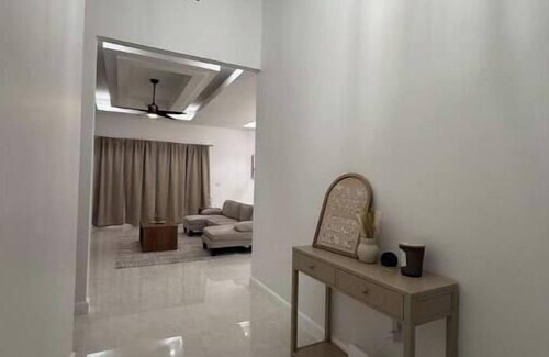 Olmito House | Modern Comfort near Zoo & Space