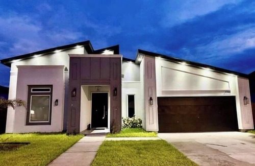 Olmito House | Modern Comfort near Zoo & Space