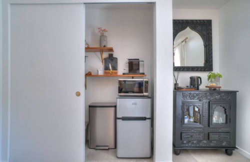 Wedgwood Apartment | Modern comfort, remodeled, A/C, free parking