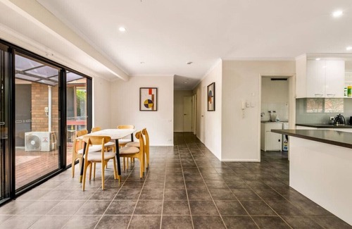Sunnybank House | Modern Comfort Retreat: 4-Bed Cozy Haven w/Pool