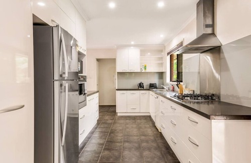 Sunnybank House | Modern Comfort Retreat: 4-Bed Cozy Haven w/Pool