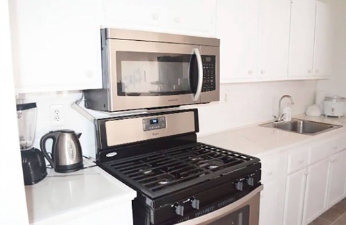Woodstock Condo | Modern Comfort Stay w/Patio 7 mins to Manhattan
