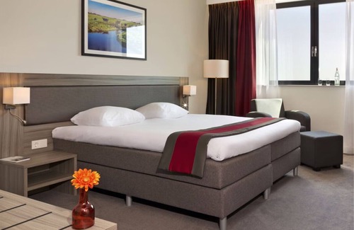 Zestienhoven House | Modern Comfort Steps from Rotterdam Airport with Onsite Dining!