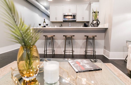 Central Business District Hotel | Modern Comfort: Stylish & Cozy Retreat in New Orleans' CBD