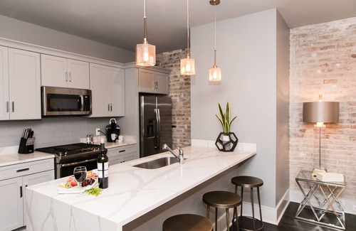 Central Business District Hotel | Modern Comfort: Stylish & Cozy Retreat in New Orleans' CBD