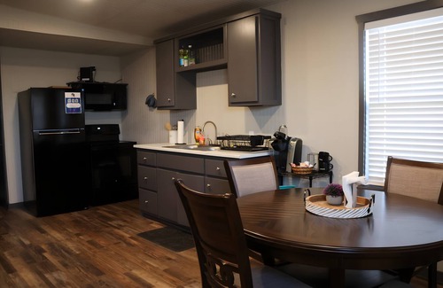 Floydada Apartment | Modern Comfort Suite - Villa B