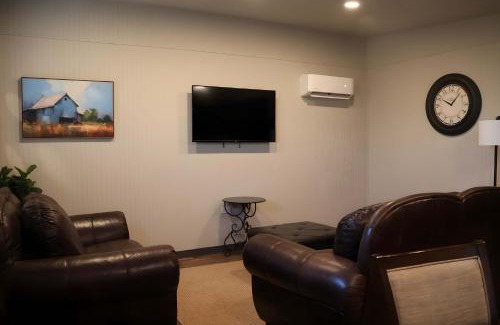Floydada House | Modern Comfort Suite - Villa B
