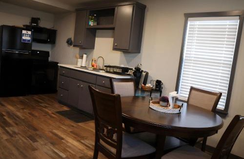 Floydada House | Modern Comfort Suite - Villa B