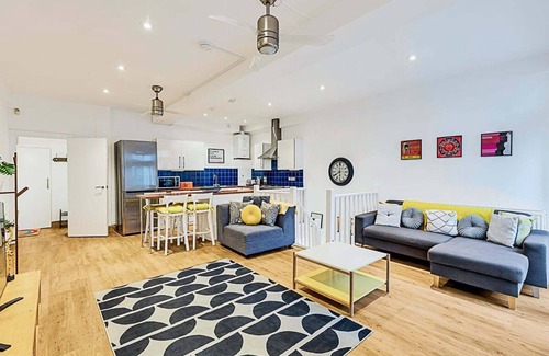 The Lane Apartment | Modern Comfort Two Bedroom Gem on the Rye