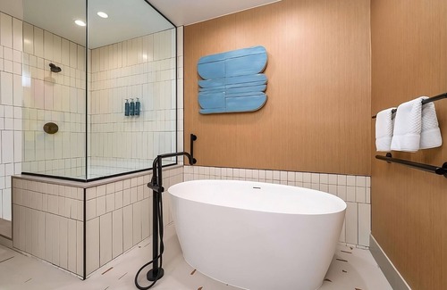 Gaslamp Quarter Hotel | Modern Comfort with Great Amenities! Swimming Pool, Parking, Pets are Allowed!