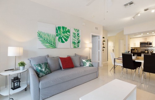 Windsor Hills Condo | Modern & comfortable, 5 mins to Disney. WiFi, water slides, pool, sports.