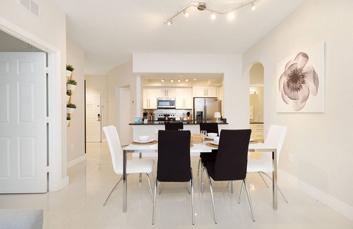 Windsor Hills Condo | Modern & comfortable, 5 mins to Disney. WiFi, water slides, pool, sports.
