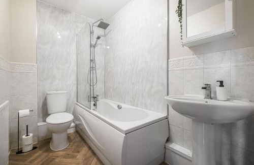 Bedford Apartment | Modern & Comfortable with Free Parking