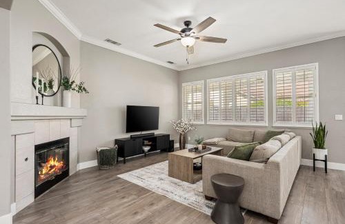 Lincoln House | Modern & Comfortable with Luxury Master Suite