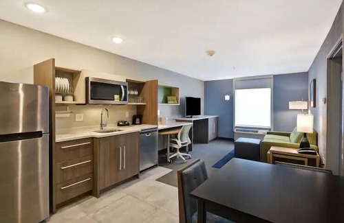 Alpine Center House | Modern Comforts: 3 Relaxing Units w/ Kitchenette, Breakfast and Parking